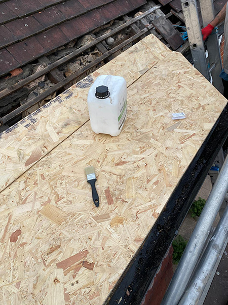 Flat roof on a bay window boarded