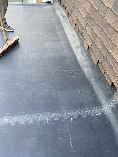 Flat rubber roof